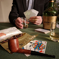 Soirée poker avec pipe et cognac