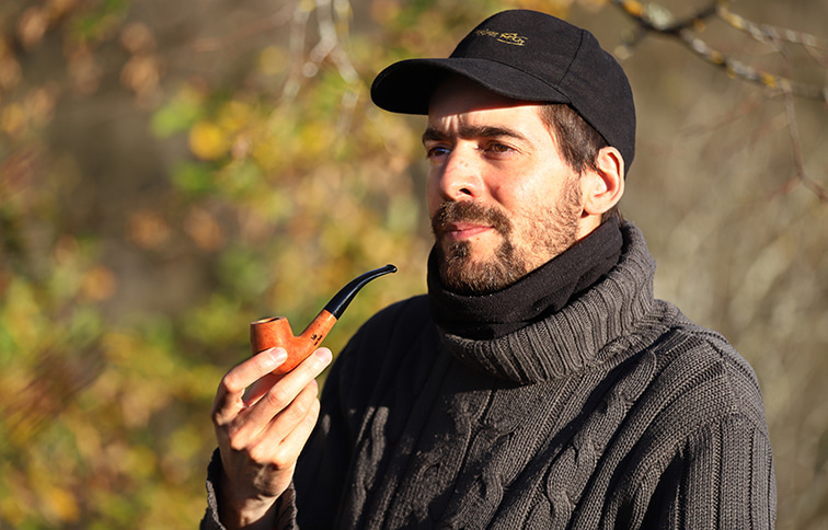 Un fumeur de pipe débutant