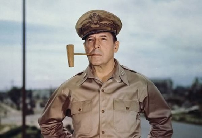Douglas MacArthur : le célèbre fumeur de pipe en maïs