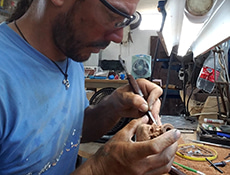 Rafael Azuarga dans son atelier de fabrication de pipes