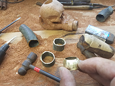 Rafael Arzuaga adapte une bague en bronze sur sa pipe