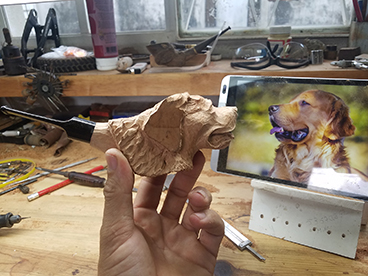 Pipe sculptée en bruyère représentant un chien