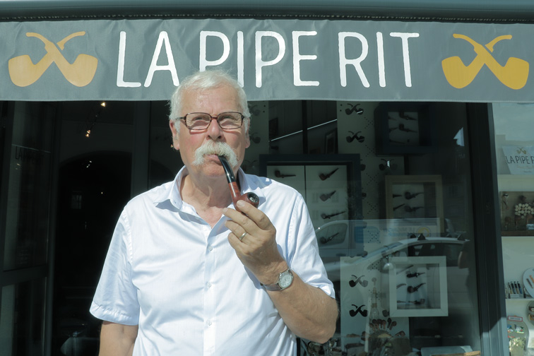 Jean Mermet-Maréchal fume la pipe à Saint-Claude
