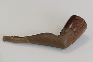Tuyau de pipe représentant la jambe d'une femme